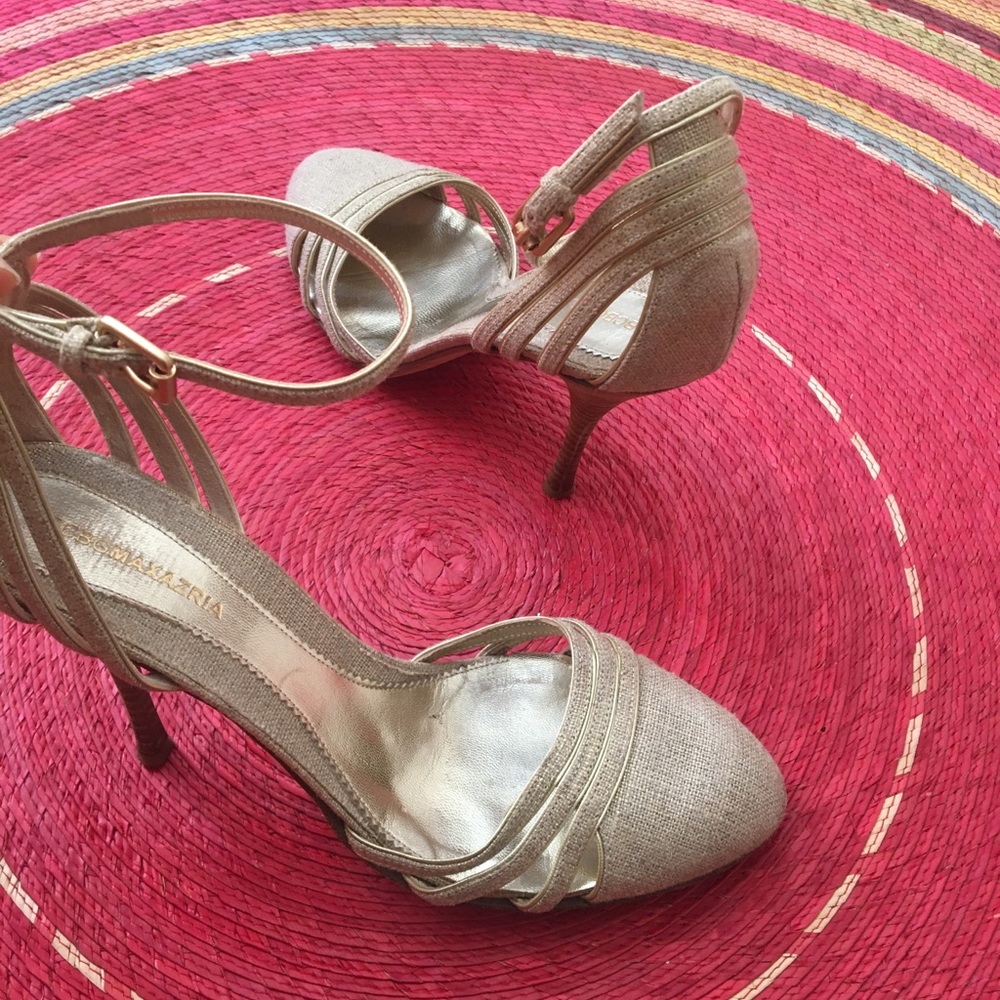 Rock any event with these sexy gold canvas stunners